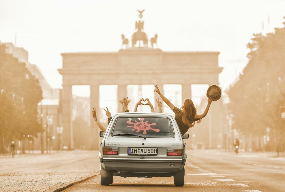 Ein Audi 50 aus der historischen Fahrzeugsammlung von Audi – in Szene gesetzt vor dem Brandenburger Tor in Berlin.